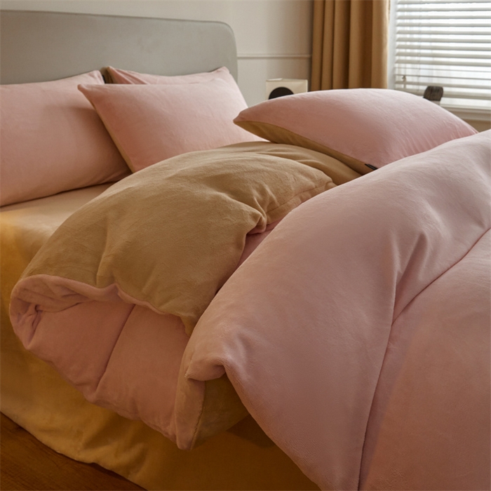 91家纺网 家纺一手货源 找家纺 启程家纺 2024新款A类加厚230克纯色双拼牛奶绒四件套 奶油粉+奶咖