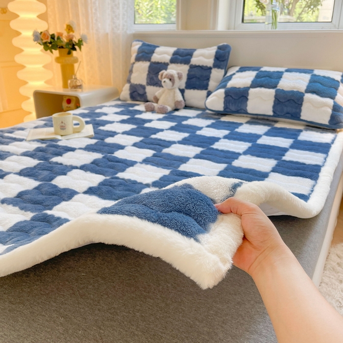 91家纺网 家纺一手货源 找家纺 2024秋冬加厚床垫床褥子北极绒印花泰迪绒床褥床护垫三件套-160g夹棉 棋盘格-高贵蓝