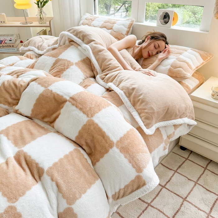 91家纺网 家纺一手货源 找家纺 2024新款A类北极绒格子-条纹系列宽包边加厚被套（自然光图） 棋盘格-奶咖