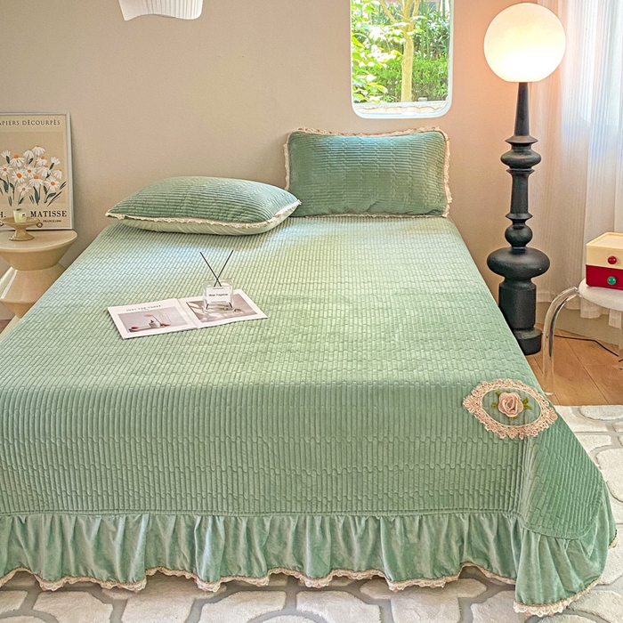 91家纺网 家纺一手货源 找家纺 胜权家纺 2024秋冬新款婴儿绒夹棉圆角花边简约风纯色牛奶绒床盖三件套 流绪花梦绿