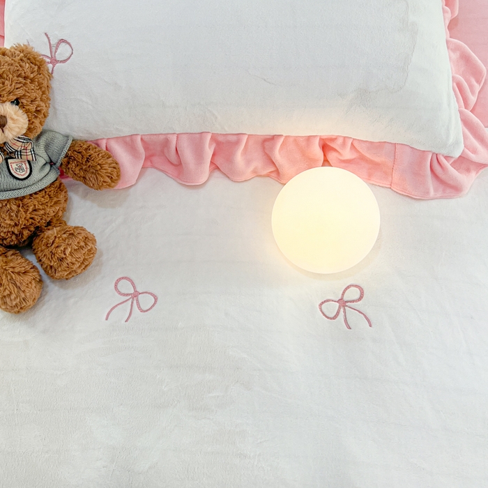 91家纺网 家纺一手货源 找家纺 金麦家纺 2024新款花边款牛奶绒四件套 蝴蝶结-粉色