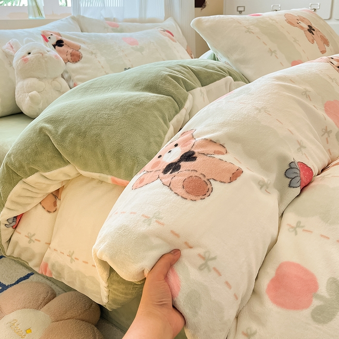 91家纺网 家纺一手货源 找家纺 慕澄家纺 2024新款小清新可爱印花牛奶绒加厚保暖四件套 草莓小熊