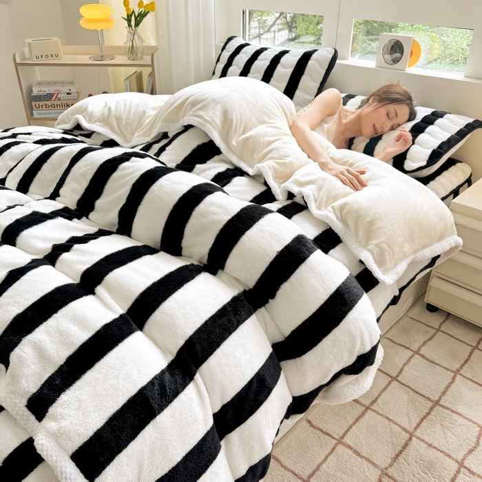 91家纺网 家纺一手货源 找家纺 2024新款A类北极绒格子-条纹系列宽包边加厚被套（自然光图） 条纹-黑白
