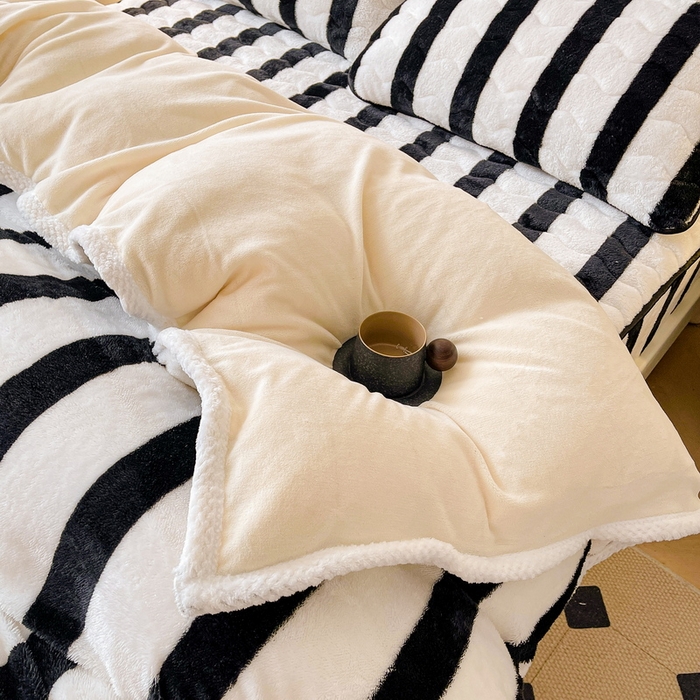 91家纺网 家纺一手货源 找家纺 2024新款A类北极绒格子-条纹系列宽包边加厚被套（暖光图） 条纹-黑白