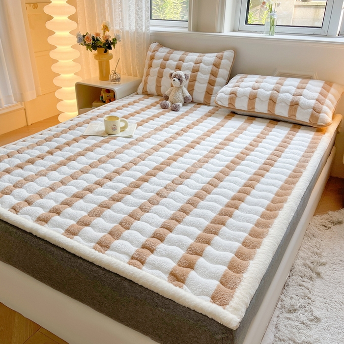 91家纺网 家纺一手货源 找家纺 2024秋冬加厚床垫床褥子北极绒印花泰迪绒床褥床护垫三件套-160g夹棉 条纹-奶咖