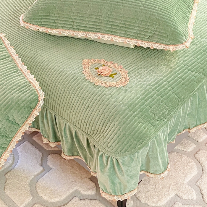 91家纺网 家纺一手货源 找家纺 胜权家纺 2024秋冬新款婴儿绒夹棉圆角花边简约风纯色牛奶绒床盖三件套 流绪花梦绿