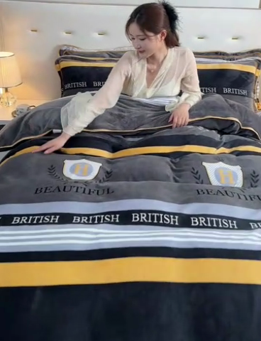 91家纺网 家纺一手货源 找家纺 阿亮家居 2024新款8.5斤保暖牛奶绒金貂绒床裙款四件套 休闲时光