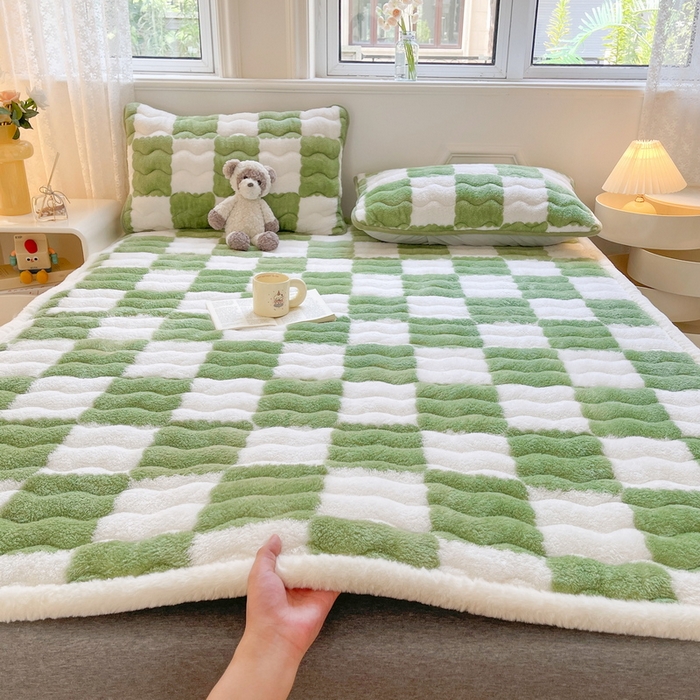 91家纺网 家纺一手货源 找家纺 2024秋冬加厚床垫床褥子北极绒印花泰迪绒床褥床护垫三件套-160g夹棉 棋盘格-豆绿