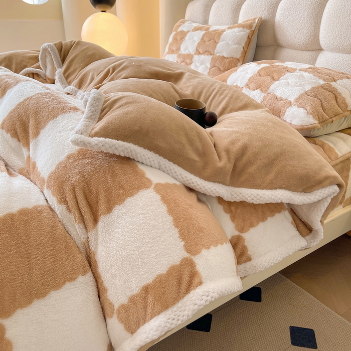 91家纺网 家纺一手货源 找家纺 2024新款A类北极绒格子-条纹系列宽包边加厚被套（暖光图） 棋盘格-奶咖