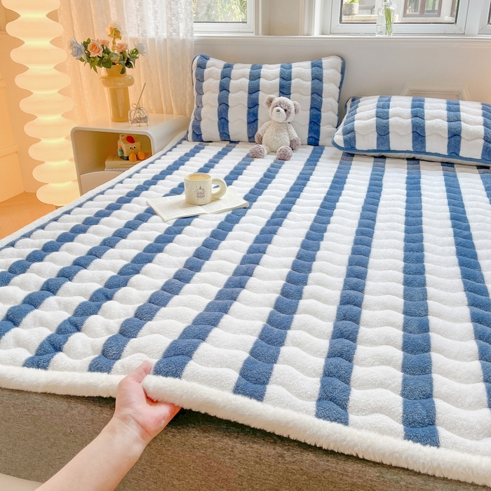 91家纺网 家纺一手货源 找家纺 2024秋冬加厚床垫床褥子北极绒印花泰迪绒床褥床护垫三件套-160g夹棉 条纹-高贵蓝