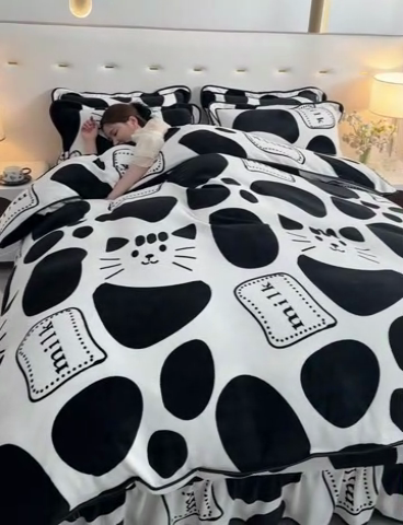 91家纺网 家纺一手货源 找家纺 阿亮家居 2024新款8.5斤保暖牛奶绒金貂绒床裙款四件套 牛奶猫咪