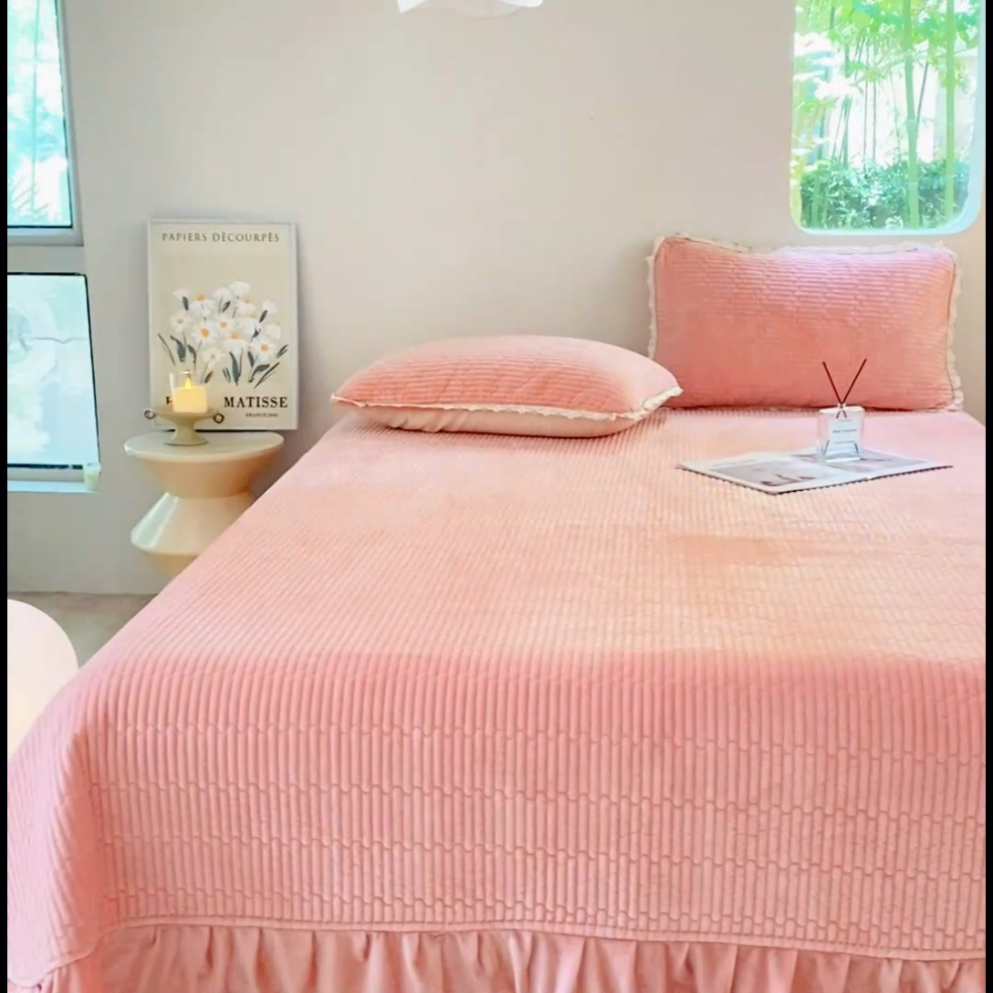 91家纺网 家纺一手货源 找家纺 胜权家纺 2024秋冬新款婴儿绒夹棉圆角花边简约风纯色牛奶绒床盖三件套 流绪花梦玉