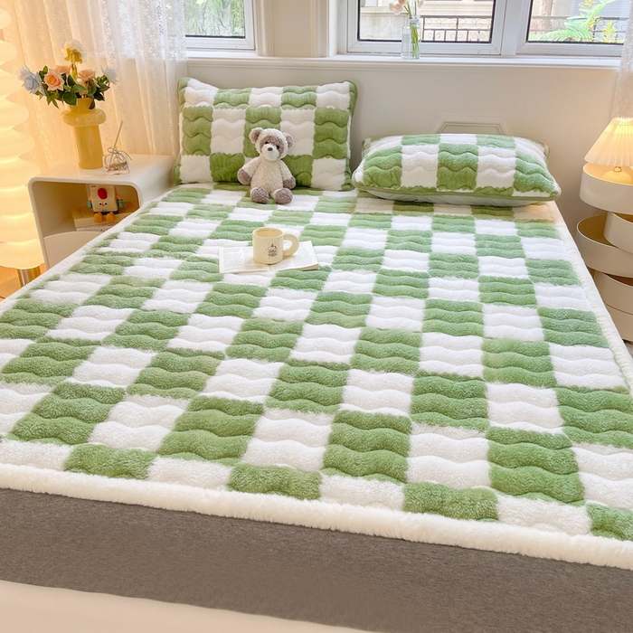 91家纺网 家纺一手货源 找家纺 2024秋冬加厚床垫床褥子北极绒印花泰迪绒床褥床护垫三件套-160g夹棉 棋盘格-豆绿