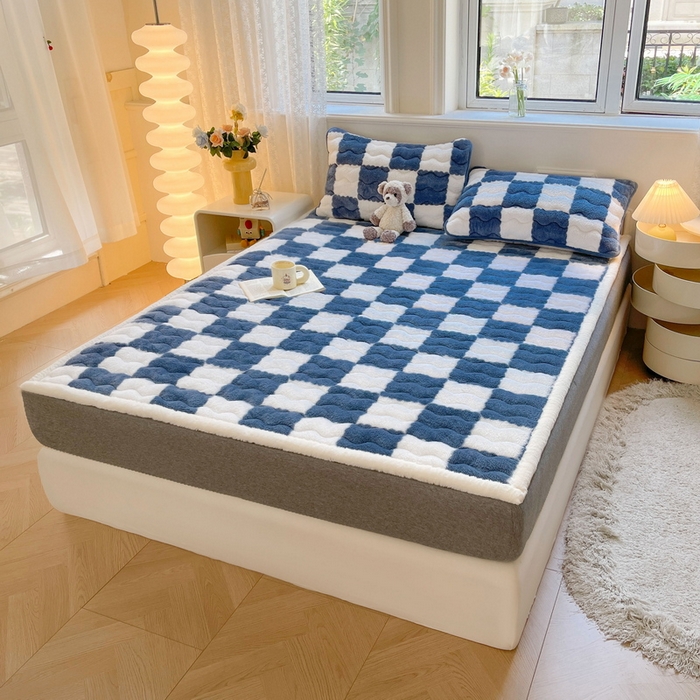 91家纺网 家纺一手货源 找家纺 2024秋冬加厚床垫床褥子北极绒印花泰迪绒床褥床护垫三件套-160g夹棉 棋盘格-高贵蓝