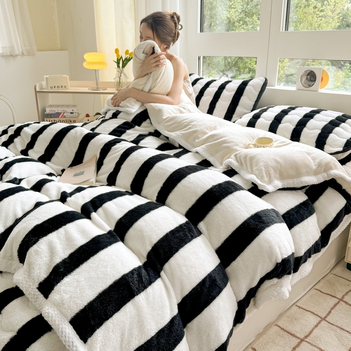 91家纺网 家纺一手货源 找家纺 2024新款A类北极绒格子-条纹系列宽包边加厚被套（自然光图） 条纹-黑白