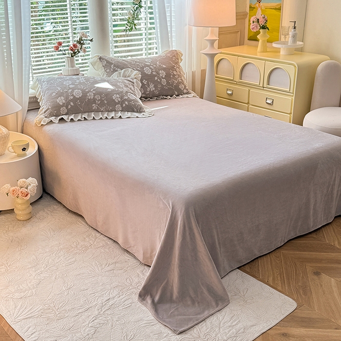 91家纺网 家纺一手货源 找家纺 大麦家纺 204新款高克重雕花牛奶绒四件套-爱丽丝 爱丽丝-浅灰