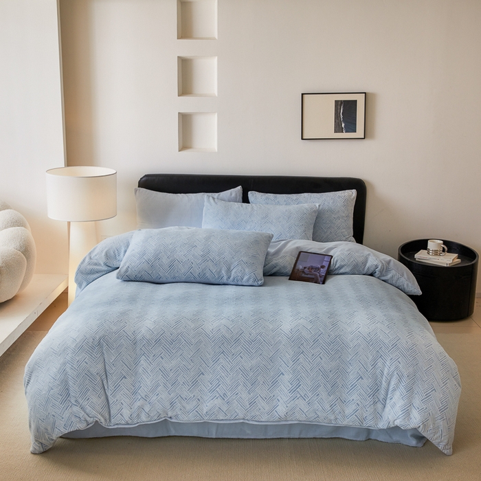 91家纺网 家纺一手货源 找家纺 优彩 2025新款雕花牛奶绒四件套烂花牛奶绒四件套 小几何-婴儿蓝