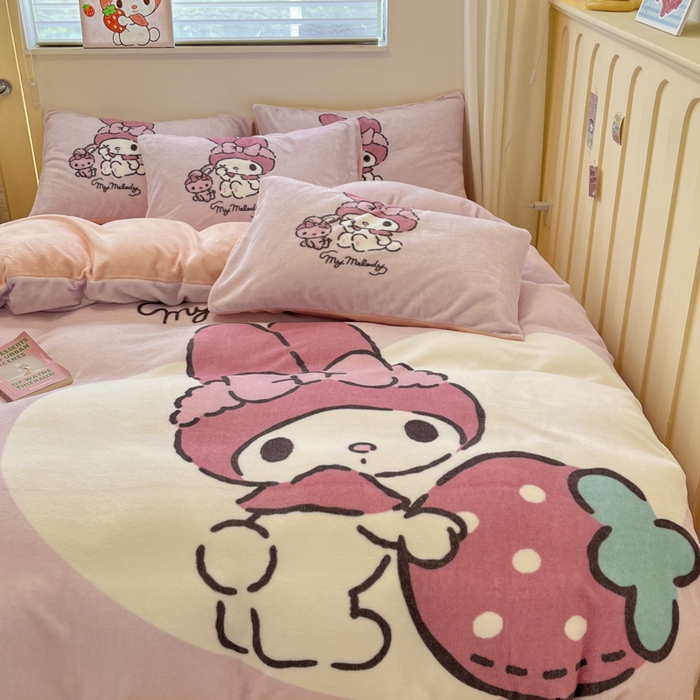 91家纺网 家纺一手货源 找家纺 金爱家 2024新款三丽鸥大版加厚牛奶绒四件套-第二批 绒R草莓美乐蒂