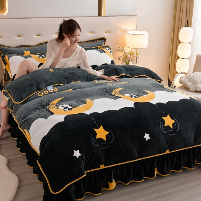 91家纺网 家纺一手货源 找家纺 阿亮家居 2024新款8.5斤保暖牛奶绒金貂绒床裙款四件套 可爱熊猫
