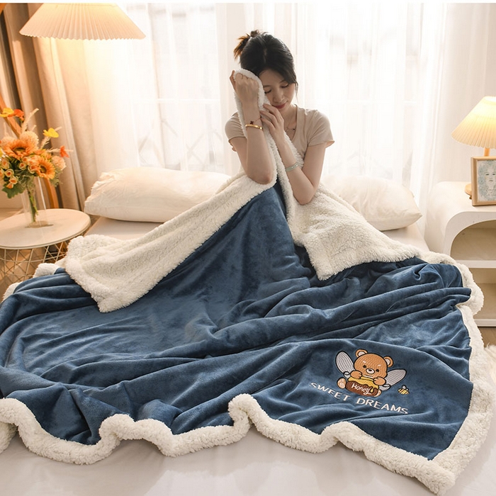 91家纺网 家纺一手货源 找家纺 2025新款毛毯AB版牛奶绒+羊羔绒毯子复合多功能午睡毯 美梦-午夜蓝
