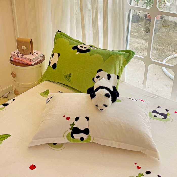 91家纺网 家纺一手货源 找家纺 名兮家居 2024新款时尚卡通风高克重牛奶绒床单-盖毯 彩虹熊猫-果绿