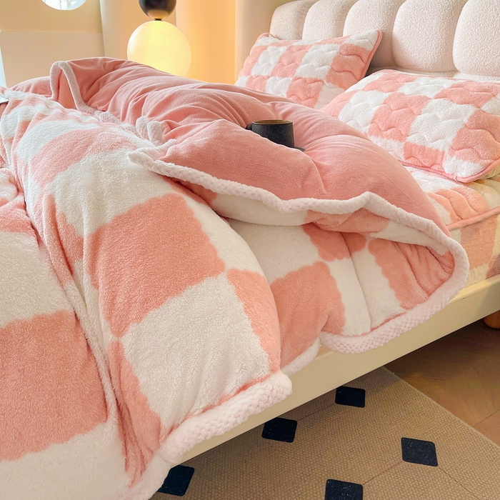 91家纺网 家纺一手货源 找家纺 2024新款A类北极绒格子-条纹系列宽包边加厚被套（暖光图） 棋盘格-粉玉
