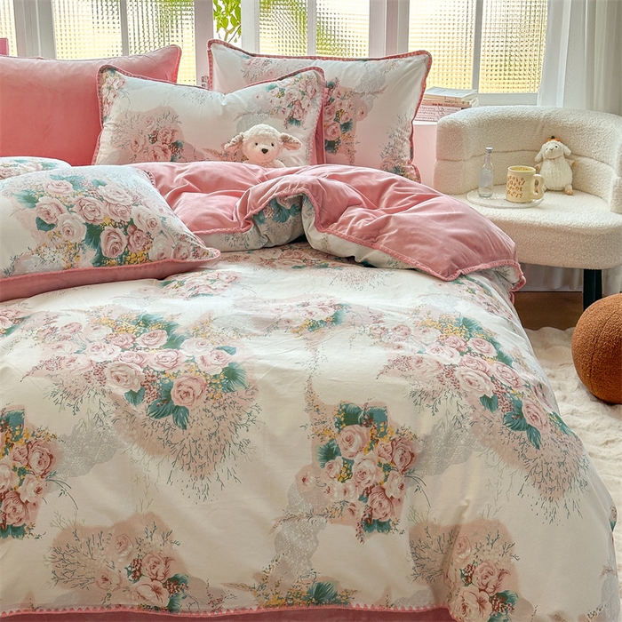 91家纺网 家纺一手货源 找家纺 2025新款三角针贝壳边棉加牛奶绒工艺款四件套 浪漫花舞