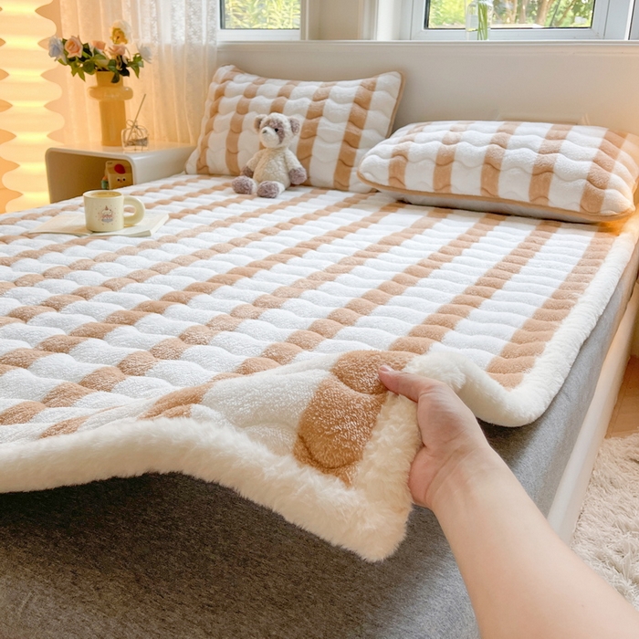 91家纺网 家纺一手货源 找家纺 2024秋冬加厚床垫床褥子北极绒印花泰迪绒床褥床护垫三件套-160g夹棉 条纹-奶咖