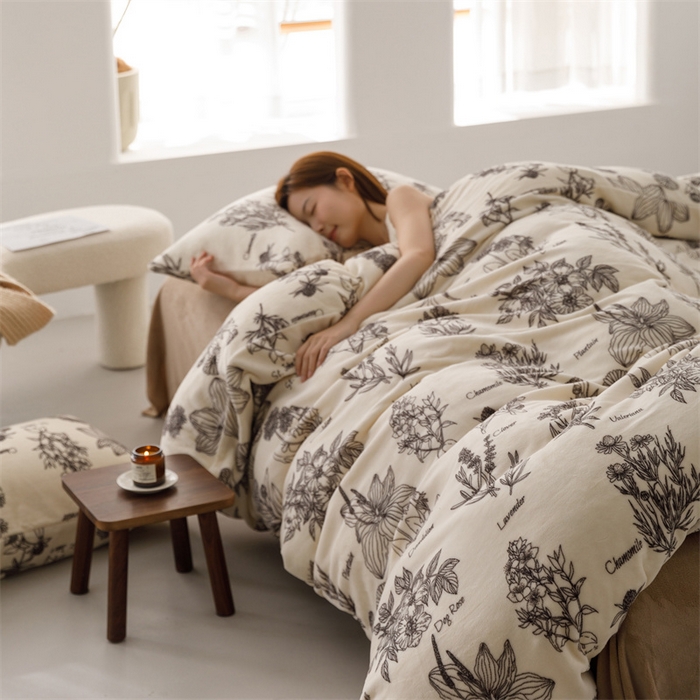 91家纺网 家纺一手货源 找家纺 2025新款小清新双面牛奶绒四件套 本兮草