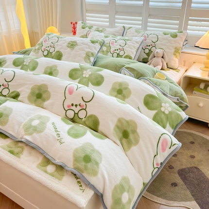 91家纺网 家纺一手货源 找家纺 2024秋冬新款牛奶绒加厚夹棉床褥垫+牛奶绒被套四件套蓓蕾兔-绿