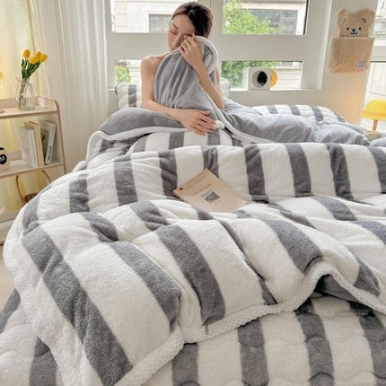 91家纺网 家纺一手货源 找家纺 （总）2024新款A类北极绒格子-条纹系列宽包边加厚被套（自然光图）