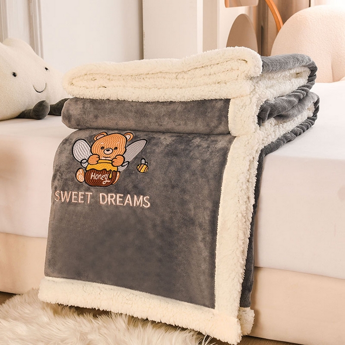 91家纺网 家纺一手货源 找家纺 2025新款毛毯AB版牛奶绒+羊羔绒毯子复合多功能午睡毯 美梦-浅灰