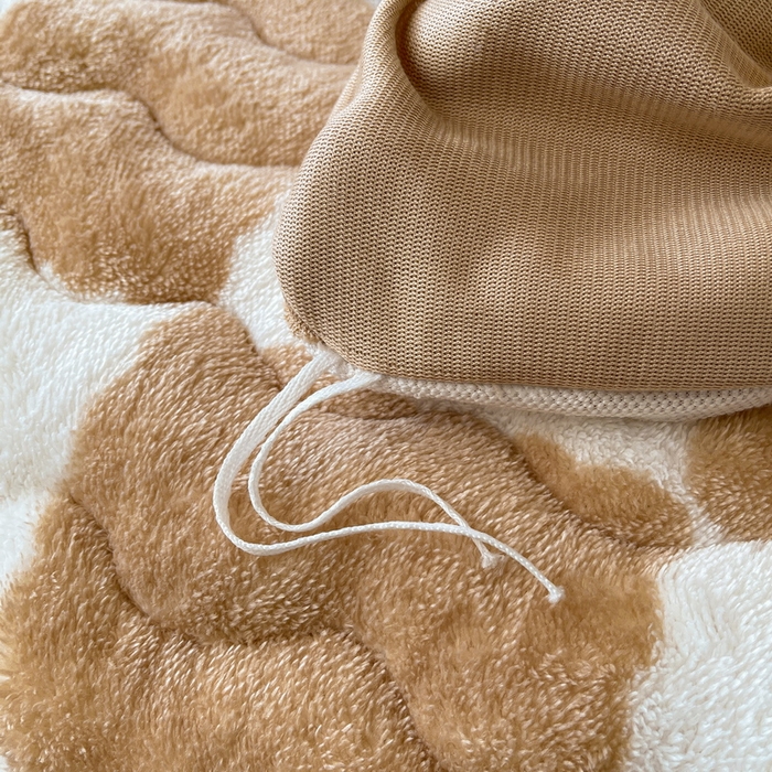 91家纺网 家纺一手货源 找家纺 2024新款A类北极绒格子-条纹系列宽包边加厚被套（暖光图） 棋盘格-奶咖