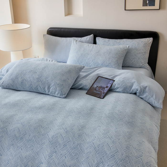 91家纺网 家纺一手货源 找家纺 优彩 2025新款雕花牛奶绒四件套烂花牛奶绒四件套 小几何-婴儿蓝