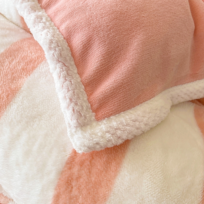 91家纺网 家纺一手货源 找家纺 2024新款A类北极绒格子-条纹系列宽包边加厚被套（暖光图） 条纹-粉玉