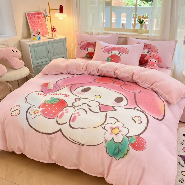 91家纺网 家纺一手货源 找家纺 金爱家 2024新款三丽鸥大版加厚牛奶绒四件套-第二批 绒大版-R草莓果汁美乐蒂