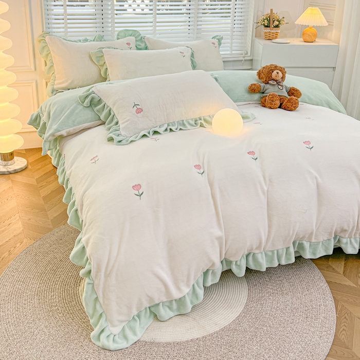 91家纺网 家纺一手货源 找家纺 金麦家纺 2024新款花边款牛奶绒四件套 蓝色花朵