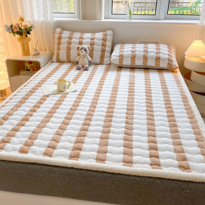 91家纺网 家纺一手货源 找家纺 2024秋冬加厚床垫床褥子北极绒印花泰迪绒床褥床护垫三件套-160g夹棉 条纹-奶咖