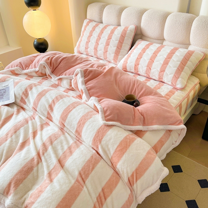 91家纺网 家纺一手货源 找家纺 2024新款A类北极绒格子-条纹系列宽包边加厚被套（暖光图） 条纹-粉玉