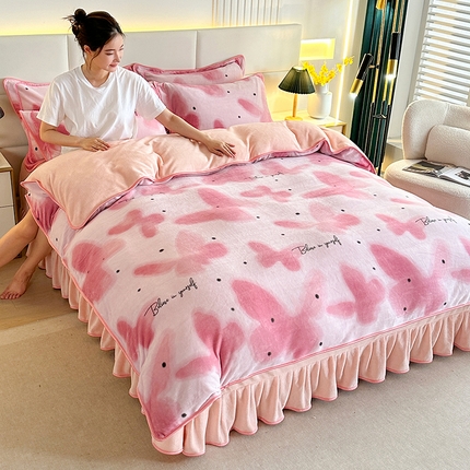 91家纺网 家纺一手货源 找家纺 富缦庭 2024新款8-9斤小包边床裙款牛奶绒印花四件套 蝶舞翩翩