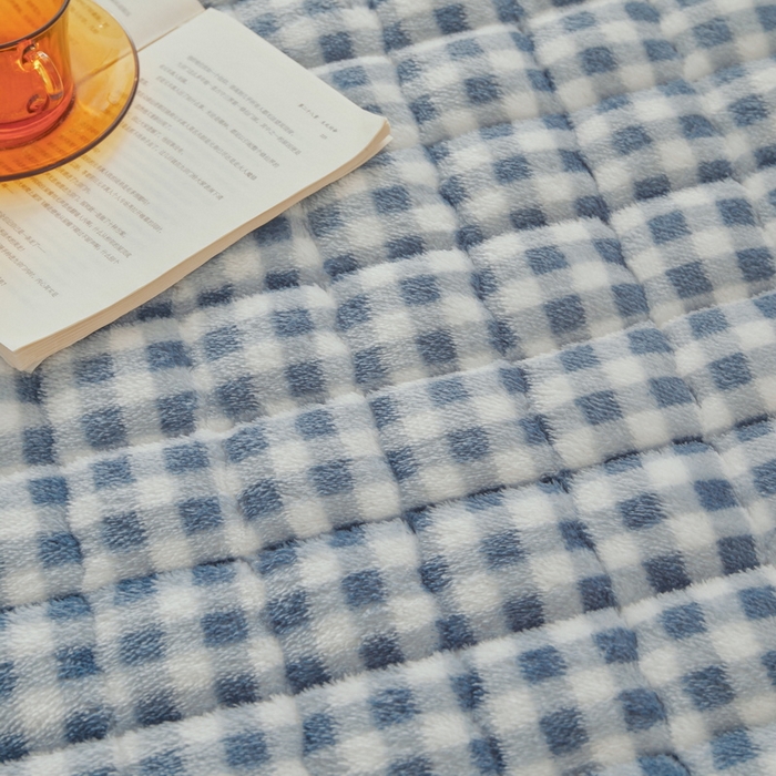 91家纺网 家纺一手货源 找家纺 2024秋冬北极绒加厚夹棉床笠三件套印花泰迪绒床垫保护套罩-无印风系列 蓝小格