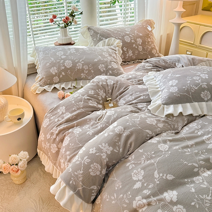 91家纺网 家纺一手货源 找家纺 大麦家纺 204新款高克重雕花牛奶绒四件套-爱丽丝 爱丽丝-浅灰