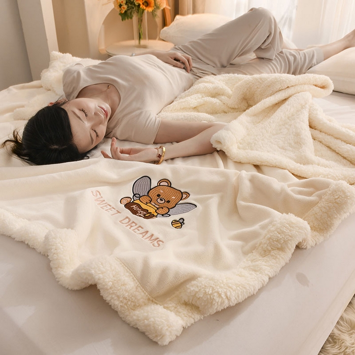 91家纺网 家纺一手货源 找家纺 2025新款毛毯AB版牛奶绒+羊羔绒毯子复合多功能午睡毯 美梦-奶昔白