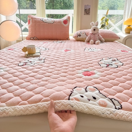 91家纺网 家纺一手货源 找家纺 眠势力 2025新款牛奶绒床垫保暖床褥子夹棉加厚秋冬季防滑床护垫 贝壳边-草莓兔