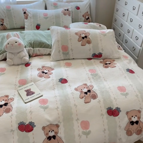 91家纺网 家纺一手货源 找家纺 慕澄家纺 2024新款小清新可爱印花牛奶绒加厚保暖四件套 草莓小熊