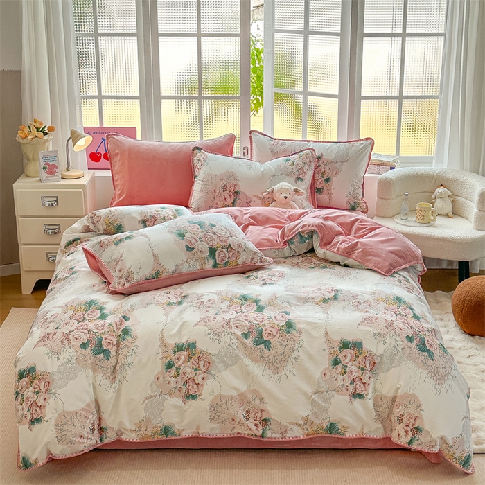 91家纺网 家纺一手货源 找家纺 2025新款三角针贝壳边棉加牛奶绒工艺款四件套 浪漫花舞