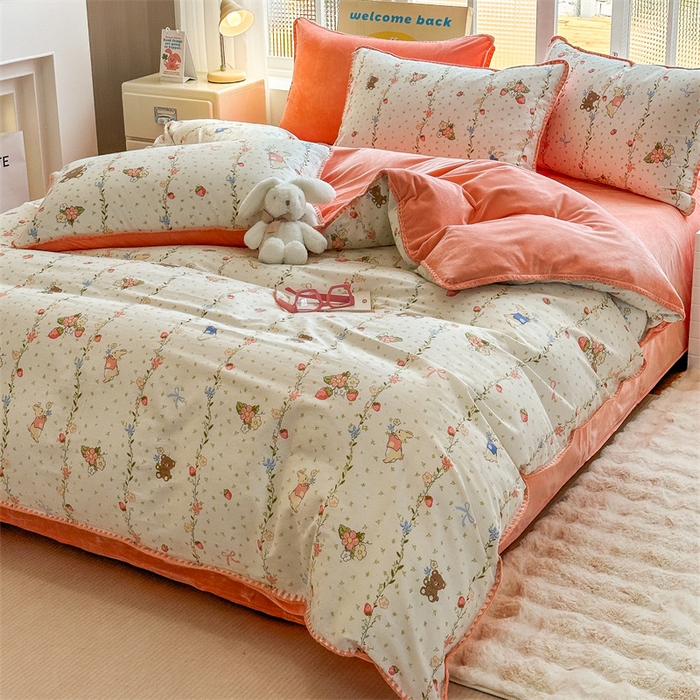 91家纺网 家纺一手货源 找家纺 2025新款三角针贝壳边棉加牛奶绒工艺款四件套 花香小兔