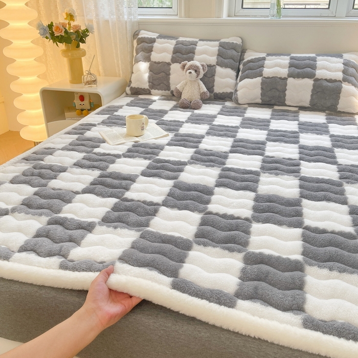 91家纺网 家纺一手货源 找家纺 2024秋冬加厚床垫床褥子北极绒印花泰迪绒床褥床护垫三件套-160g夹棉 棋盘格-灰色