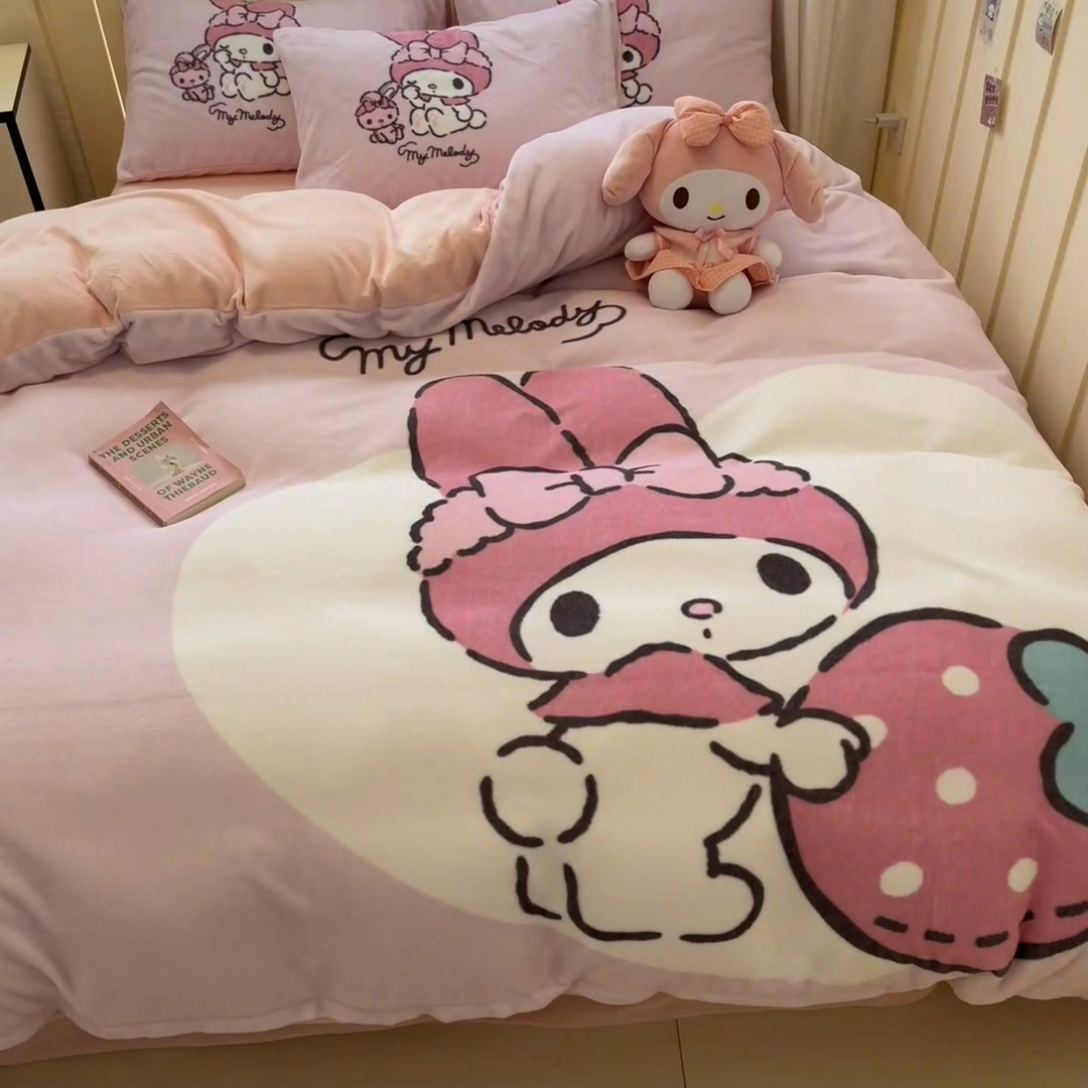 91家纺网 家纺一手货源 找家纺 金爱家 2024新款三丽鸥大版加厚牛奶绒四件套-第二批 绒R草莓美乐蒂