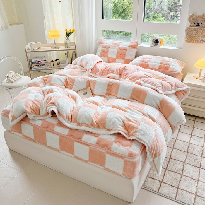 91家纺网 家纺一手货源 找家纺 2024新款A类北极绒格子-条纹系列宽包边加厚被套（自然光图） 棋盘格-粉玉